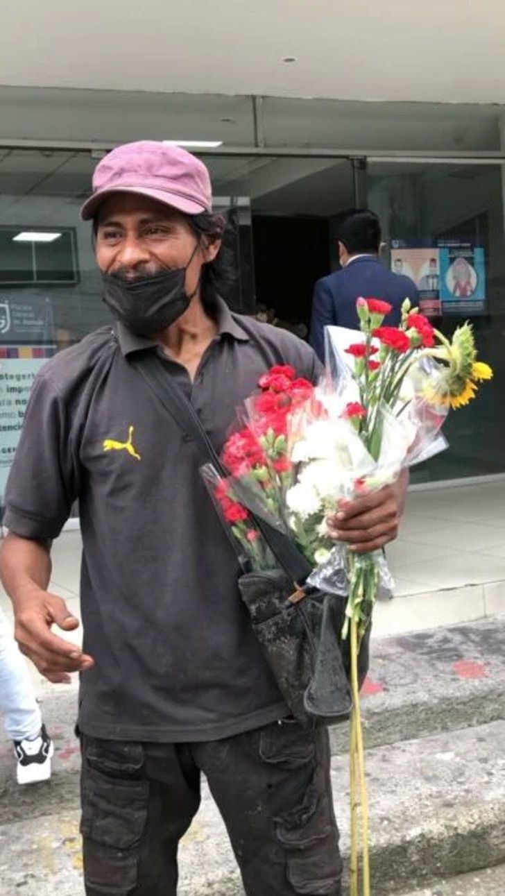 contioutra.com - Todos os anos ele agradece com rosas aos policiais que encontraram sua filha