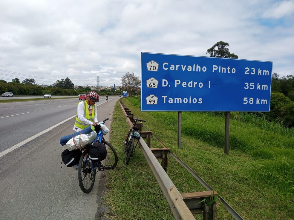contioutra.com - Pai percorre 1,4 mil km de bicicleta para ver filho se formar em academia do Exército