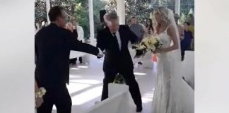 Pai da noiva puxa padrasto da cadeira para que os dois levassem a filha ao altar (VÍDEO)