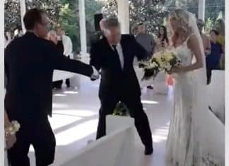 Pai da noiva puxa padrasto da cadeira para que os dois levassem a filha ao altar (VÍDEO)