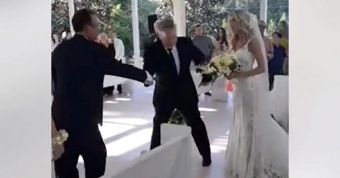 Pai da noiva puxa padrasto da cadeira para que os dois levassem a filha ao altar (VÍDEO)