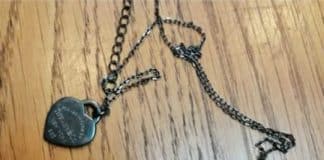 Jovem salva sua família ao perceber detalhe nas joias da casa