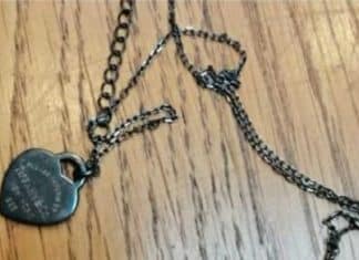 Jovem salva sua família ao perceber detalhe nas joias da casa