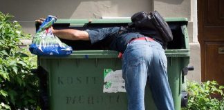 Homens pegam alimentos vencidos em lixo de supermercado e são acusados de furto