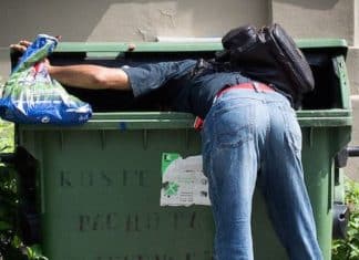 Homens pegam alimentos vencidos em lixo de supermercado e são acusados de furto