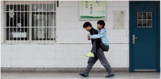 Amizade verdadeira: Todos os dias ele carrega seu melhor amigo com deficiência até a escola