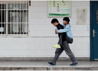 Amizade verdadeira: Todos os dias ele carrega seu melhor amigo com deficiência até a escola