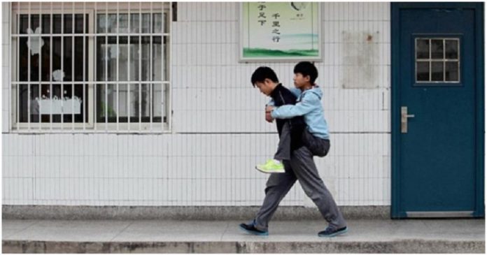 Amizade verdadeira: Todos os dias ele carrega seu melhor amigo com deficiência até a escola