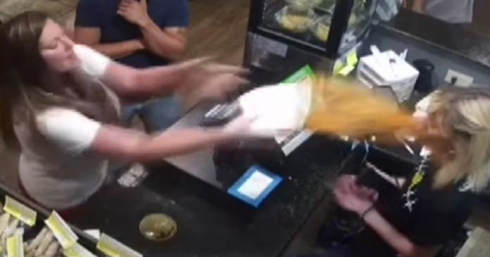 Câmera flagra cliente jogando sopa no rosto de funcionária de restaurante