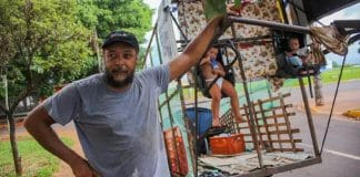 Este pai adaptou carrinho de reciclagem para não deixar filhos sozinhos enquanto trabalha