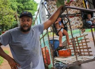 Este pai adaptou carrinho de reciclagem para não deixar filhos sozinhos enquanto trabalha