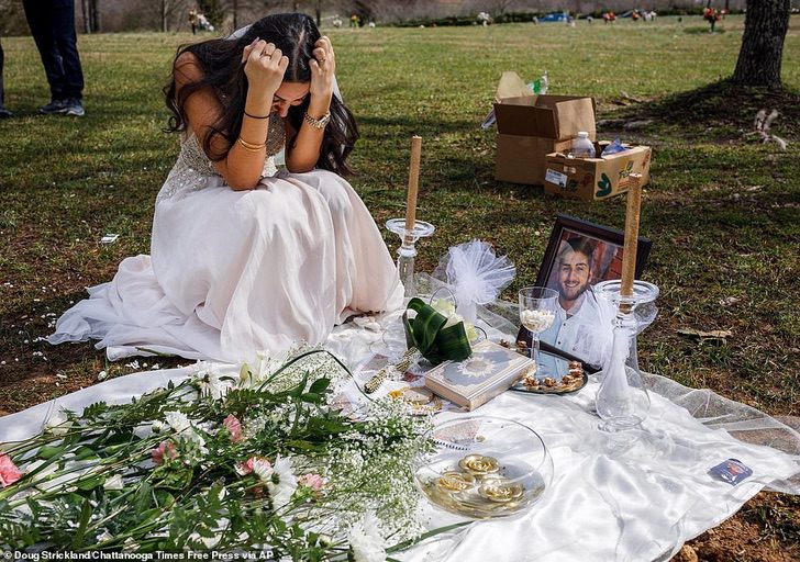 contioutra.com - Noiva visita namorado no cemitério após perdê-lo 2 semanas antes do casamento