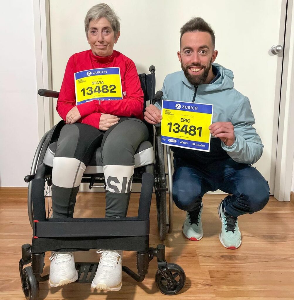 contioutra.com - Corredor empurra a mãe na cadeira de rodas em maratona - e bate recorde mundial!