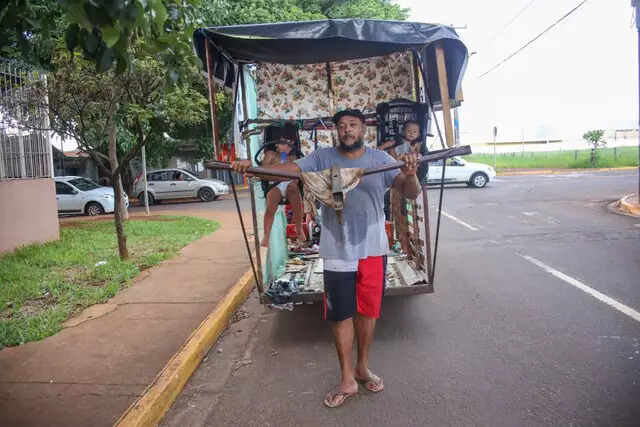contioutra.com - Este pai adaptou carrinho de reciclagem para não deixar filhos sozinhos enquanto trabalha