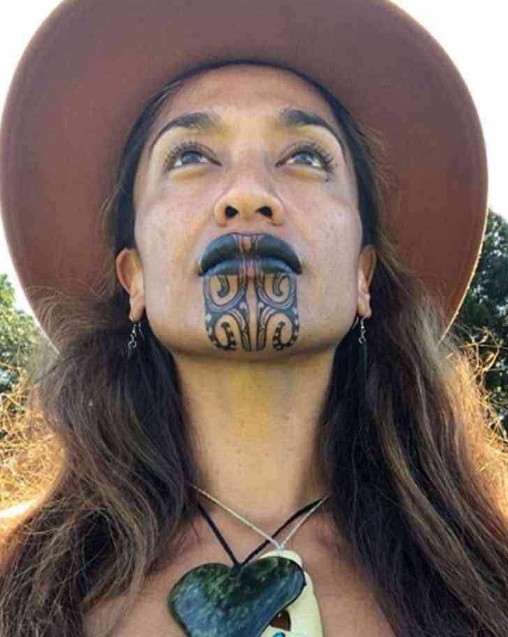 contioutra.com - Jornalista se torna a primeira pessoa a apresentar noticiário com tatuagem étnica no rosto