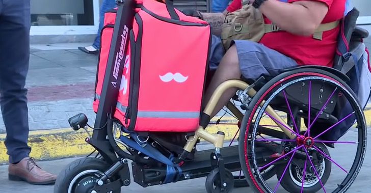 contioutra.com - Jovem adaptou sua cadeira de rodas para trabalhar como entregador: "Não consigo andar, mas me adapto"