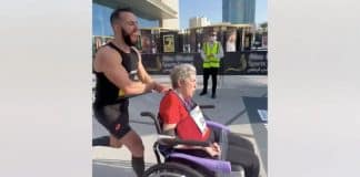 Corredor empurra a mãe na cadeira de rodas em maratona – e bate recorde mundial!