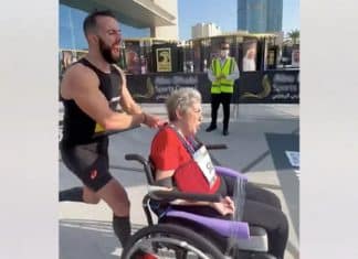 Corredor empurra a mãe na cadeira de rodas em maratona – e bate recorde mundial!