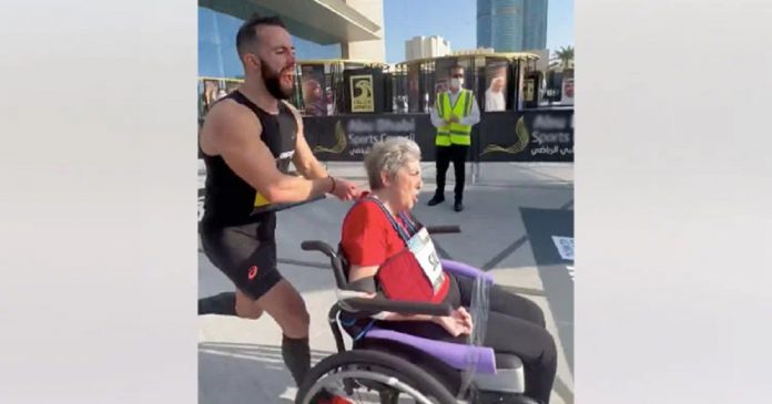 Corredor empurra a mãe na cadeira de rodas em maratona – e bate recorde mundial!