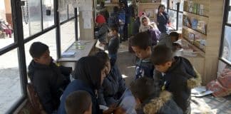 Bibliotecas móveis levam conhecimento a crianças de Cabul após chegada do Talibã ao poder