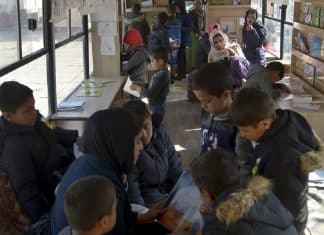 Bibliotecas móveis levam conhecimento a crianças de Cabul após chegada do Talibã ao poder