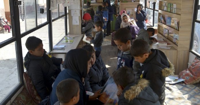 Bibliotecas móveis levam conhecimento a crianças de Cabul após chegada do Talibã ao poder