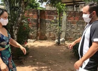 Amigos que se conhecem há 7 anos descobrem que são irmãos que foram separados 30 anos atrás