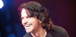 Mulher de 59 anos perde R$ 880 mil achando que namorava o músico grego Yanni