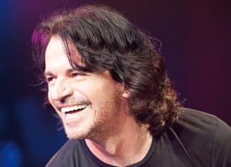 Mulher de 59 anos perde R$ 880 mil achando que namorava o músico grego Yanni