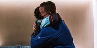 Torcedora alerta técnico de time de hóquei sobre câncer e ganha bolsa de medicina Torcedora alerta técnico de time de hóquei sobre câncer e ganha bolsa de medicina