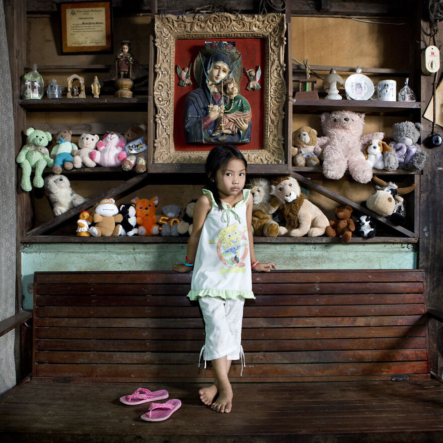 contioutra.com - Fotógrafo captura crianças de todo o mundo com seus brinquedos preferidos
