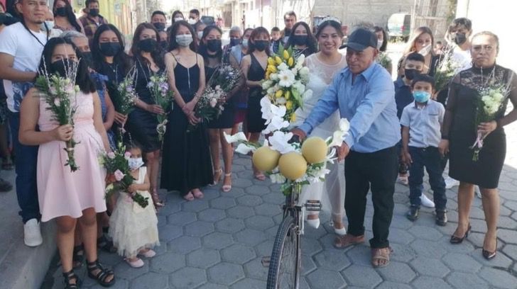 contioutra.com - Pai decorou sua bicicleta com flores para levar filha à igreja no casamento dela