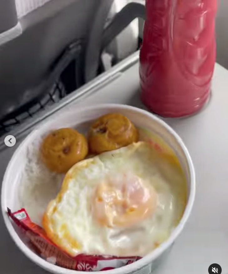 contioutra.com - Menino viraliza ao comer arroz com ovo em recipiente de detergente em voo