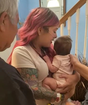 contioutra.com - Vídeo mostra mãe segurando seu bebê após 85 dias de batalha contra a COVID-19