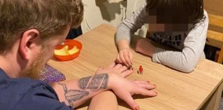 Menino de 6 anos pinta as unhas do padrasto depois de ser repreendido pela avó