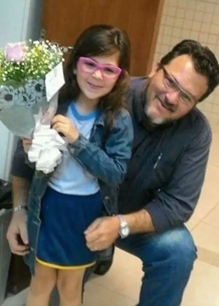 contioutra.com - Menina de 11 anos chora ao ganhar ursinho feito com a camisa de seu falecido pai