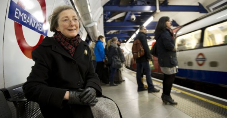 contioutra.com - A emocionante história da viúva que ia ao metro de Londres para ouvir a voz do marido
