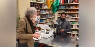 Idosa ganha na loteria e compartilha prêmio com o caixa que lhe vendeu o bilhete