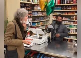 Idosa ganha na loteria e compartilha prêmio com o caixa que lhe vendeu o bilhete