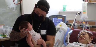 Vídeo mostra mãe segurando seu bebê após 85 dias de batalha contra a COVID-19
