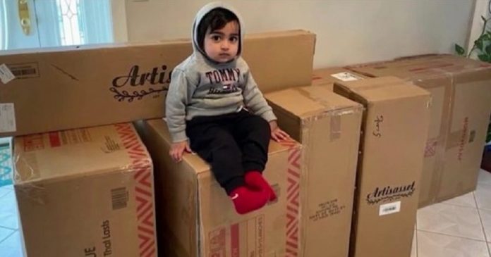 Garotinho de dois anos faz compras de mais de R$ 10 mil com celular da mãe