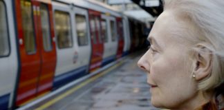 A emocionante história da viúva que ia ao metro de Londres para ouvir a voz do marido