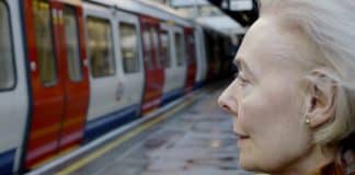 A emocionante história da viúva que ia ao metro de Londres para ouvir a voz do marido A emocionante história da viúva que ia ao metro de Londres para ouvir a voz do marido