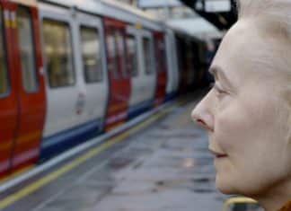 A emocionante história da viúva que ia ao metro de Londres para ouvir a voz do marido