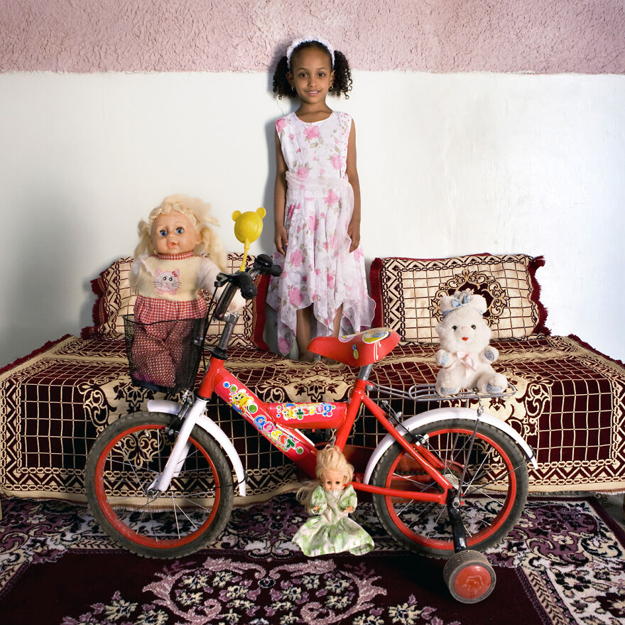 contioutra.com - Fotógrafo retrata crianças de todo o mundo com seus brinquedos mais preciosos