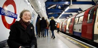 Mulher vai à estação de trem todos os dias para ouvir a voz do falecido marido em anúncio que ele gravou
