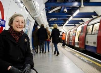 Mulher vai à estação de trem todos os dias para ouvir a voz do falecido marido em anúncio que ele gravou