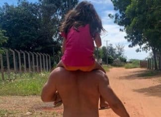 Pai leva filha para se vacinar escondido da mãe da menina e sofre ameaça