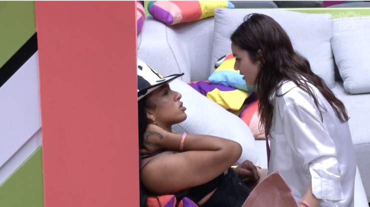 contioutra.com - Eslovênia tapa a boca de Lina durante desabafo da sister e cena não é mostrada na edição do BBB22