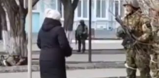 VÍDEO: Ucraniana confronta um militar russo e lhe oferece sementes de girassol